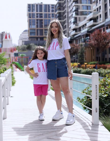Beyaz Üzeri Açık Pembe Gap Baskılı Yetişkin T-shirt