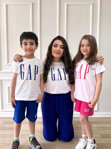 Beyaz Üzeri Lacivert Gap Detaylı Şortlu Takım