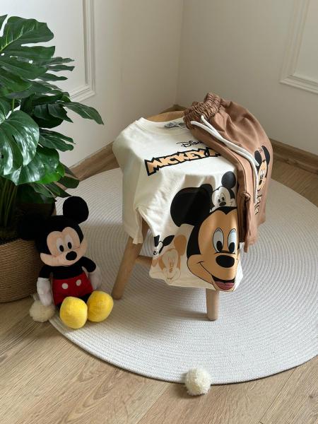 Sırt Baskılı Mickey Kahverengi Şortlu Takım