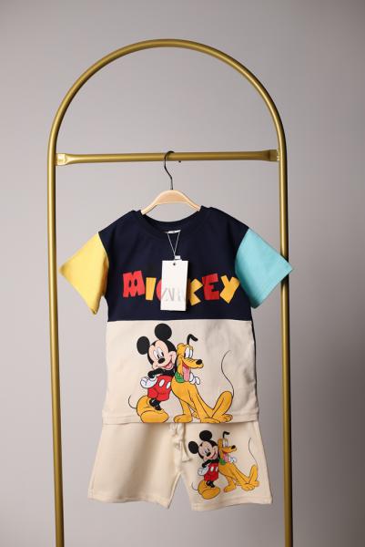 Renkli Kol Detaylı Mickey Mouse Şortlu Takım